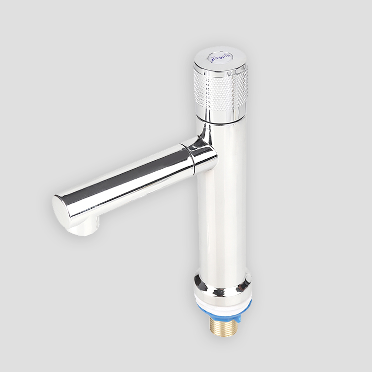 Silberner Wasserhahn