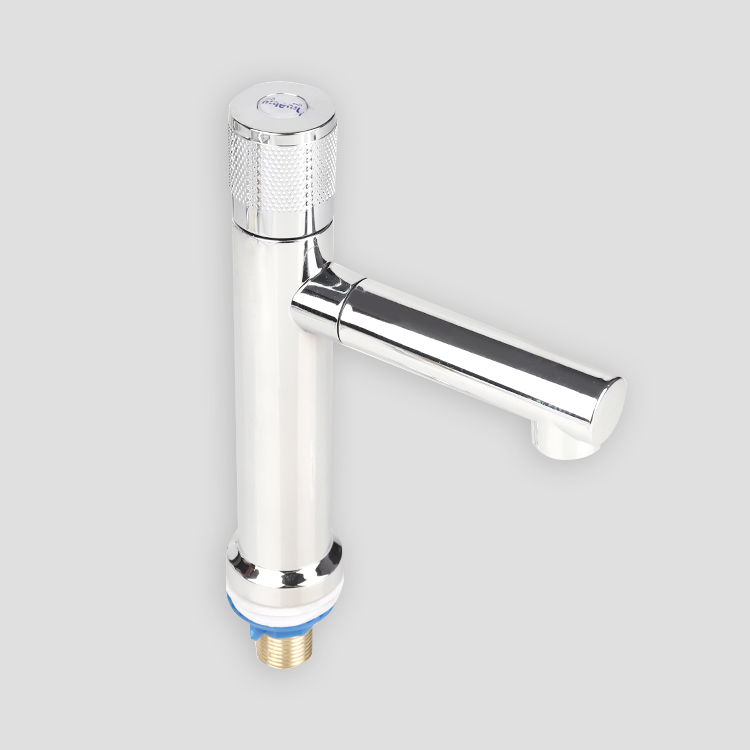 Silberner Wasserhahn